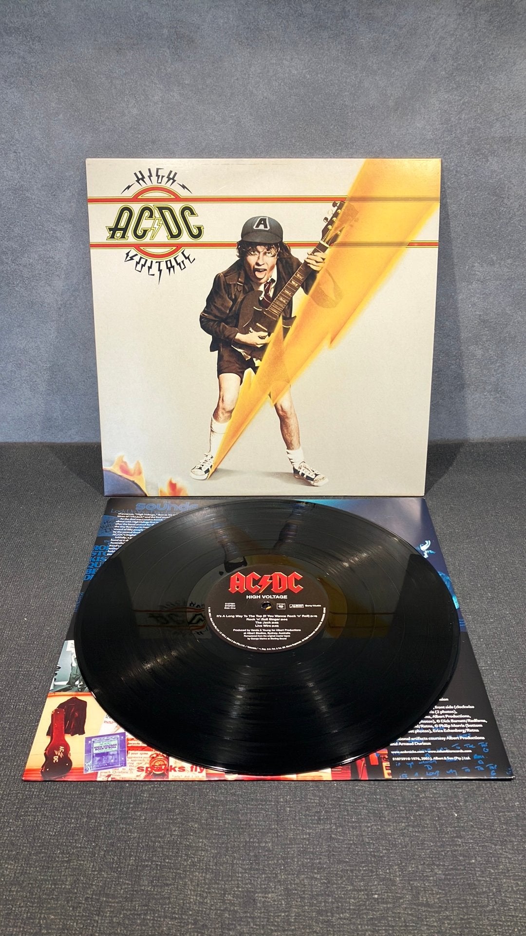 AcDc.  High Voltage, Zo goed als nieuw, 12 inch, Inclusief binnenhoes, Ophalen of Verzenden
