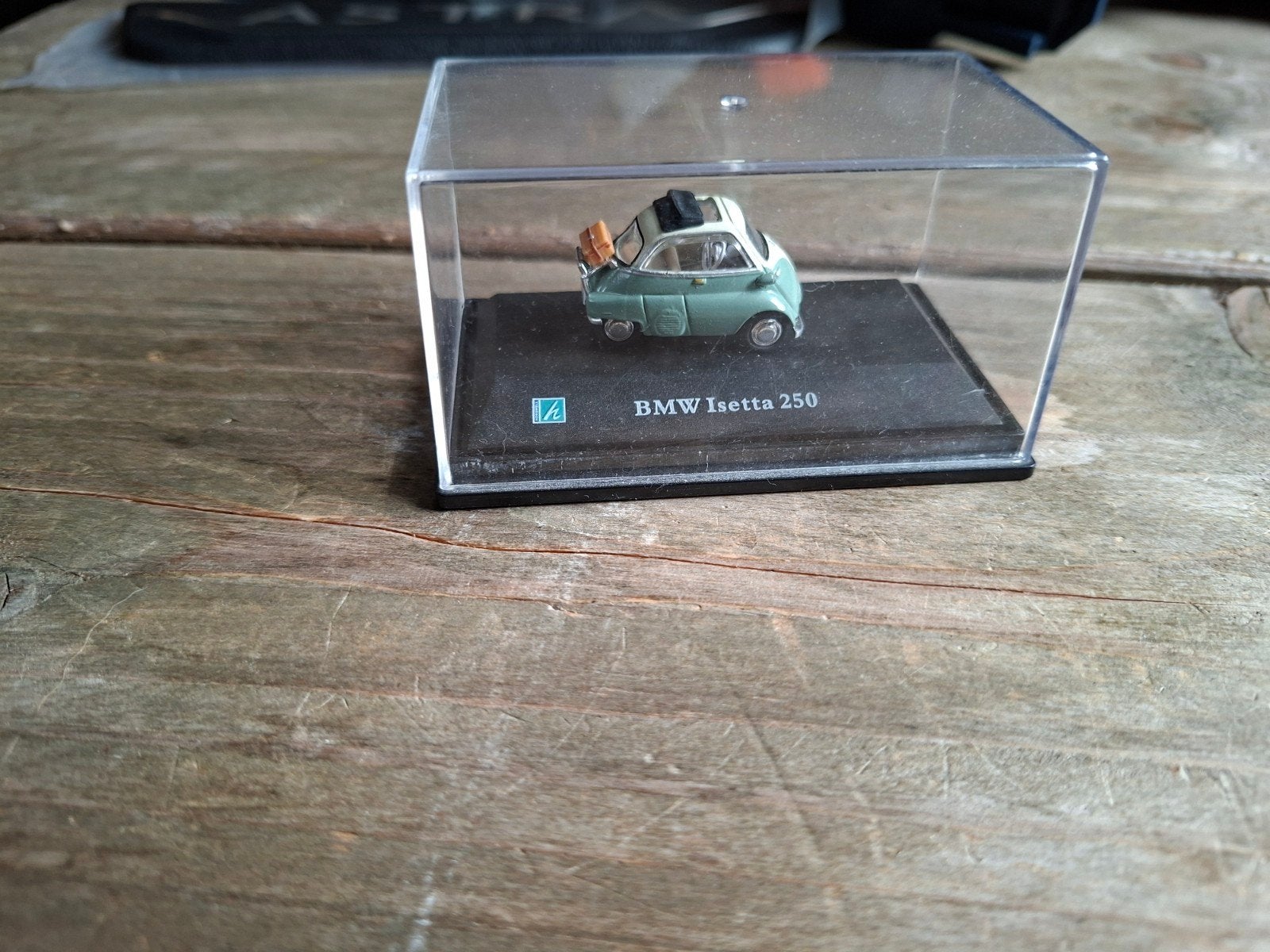 BMW Isetta 250 schaalmodel in vitrine, Ophalen of Verzenden, Zo goed als nieuw, Overige typen