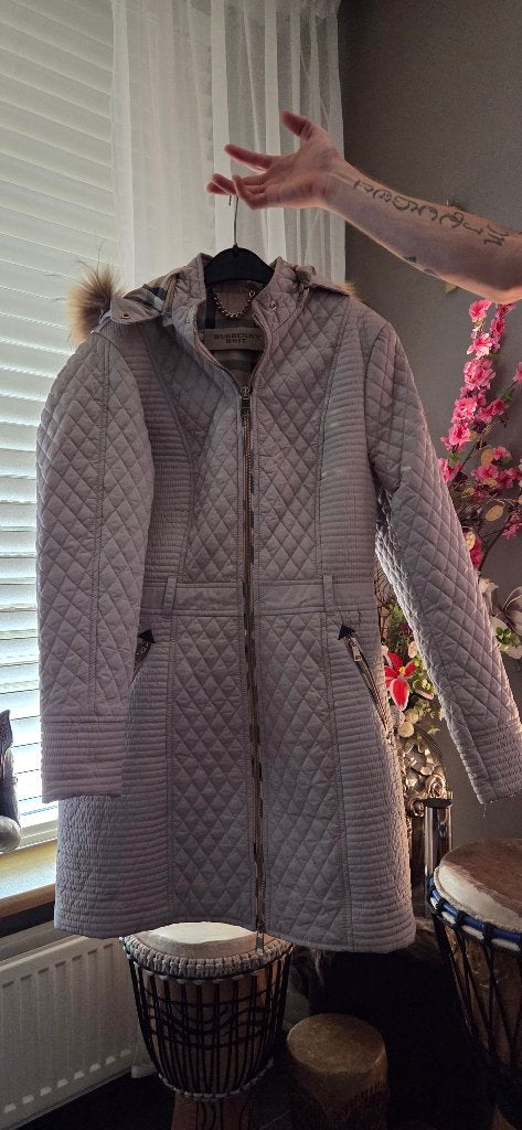 Burberry Brit gewatteerde jas met bontkraag - Maat M, Beige, Zo goed als nieuw, Burberry, Ophalen