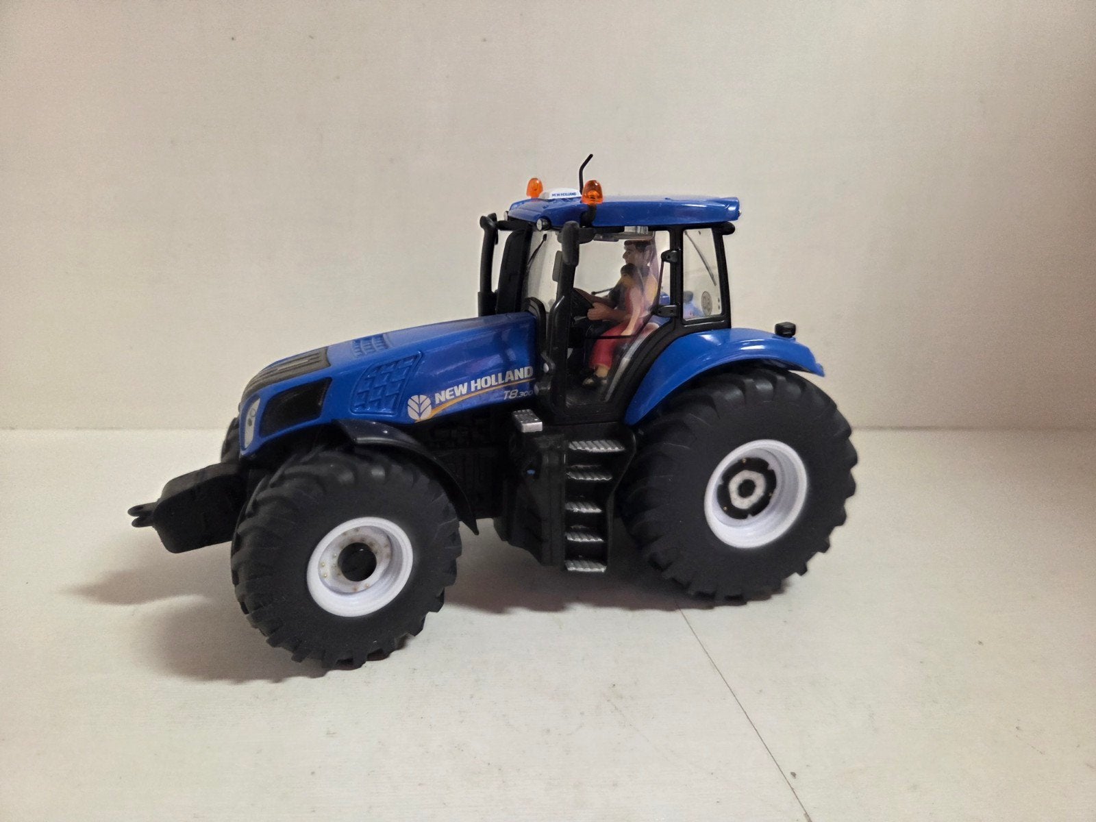 Siku New Holland T8 300 LCN 2011 1:32, SIKU, ., Tractor of Landbouw, Ophalen of Verzenden