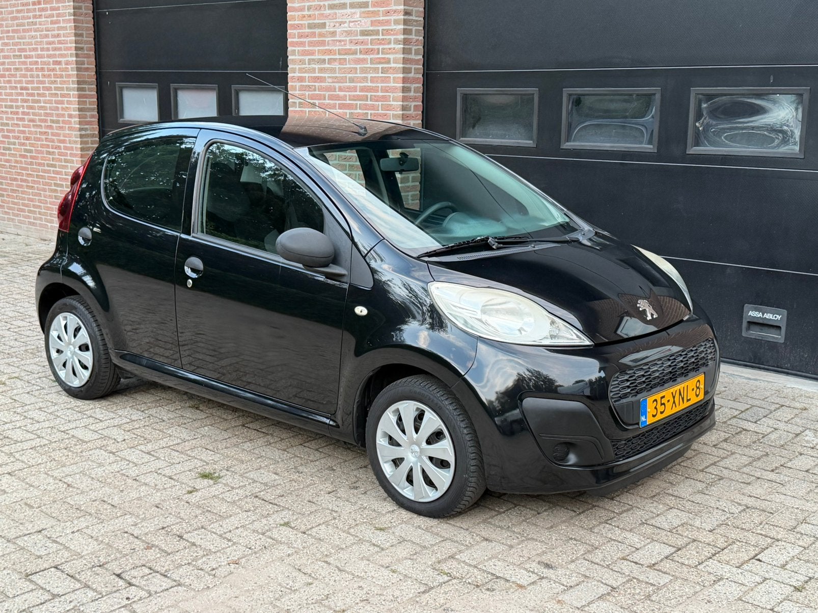 Peugeot 107 1.0 12V 5DR 2012 Zwart Airco, Voorwielaandrijving, Stof, Zwart, 4 stoelen