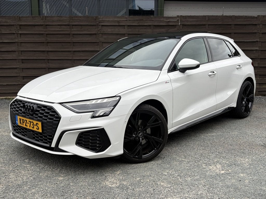 Audi A3 Sportback 30 TFSI S edition / PANO / NAVI / CARPLAY, Auto's, Dealer onderhouden, Gebruikt, Euro 6, Wit