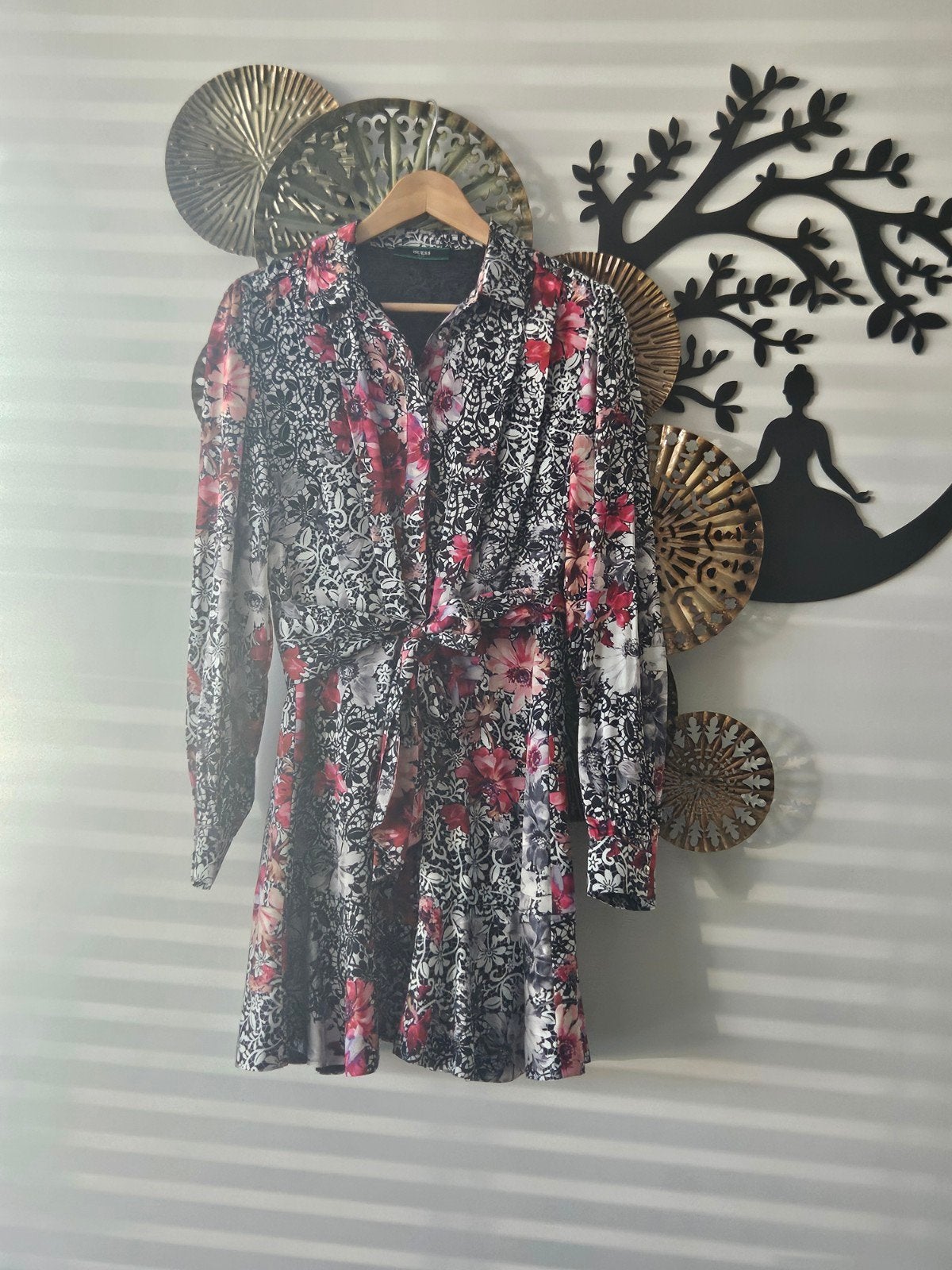 Guess jurk met bloemenprint en strikdetail, Kleding | Dames, Guess, Meerkleurig, Zo goed als nieuw, Boven de knie