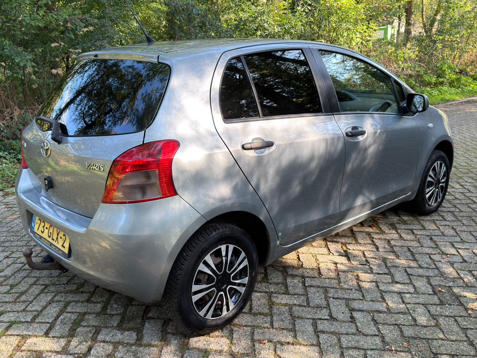 Foto 5 van Toyota Yaris 1.0 12V Vvt-i 5DR  2008 Grijs