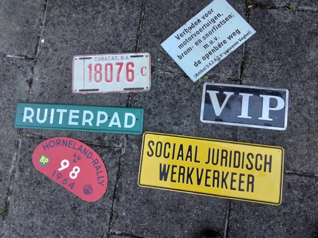 6 metalen platen oa kenteken,plaatsaanduiding etc, Ophalen of Verzenden