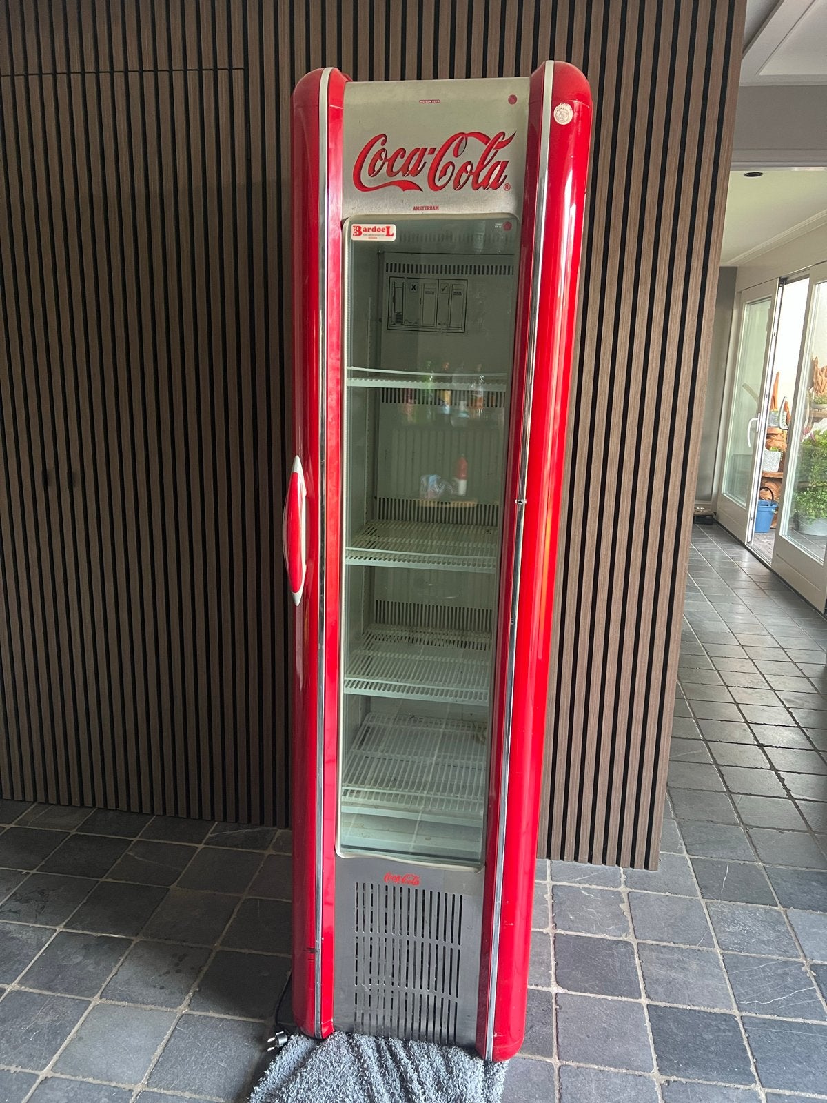 Coca-Cola koelkast, Ophalen