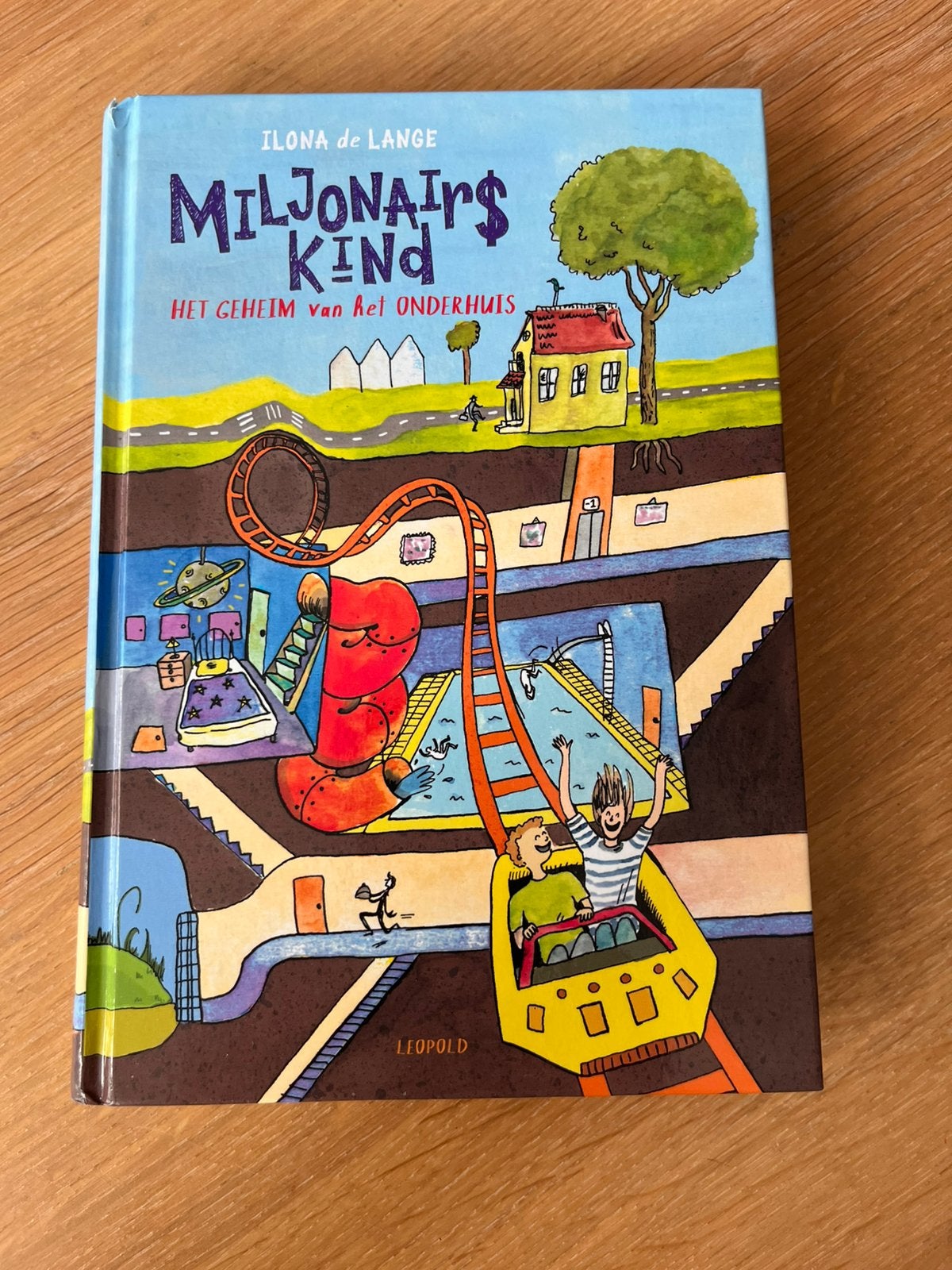Miljonairs Kind - Het Geheim van het Onderhuis, Boeken, Ophalen of Verzenden, Zo goed als nieuw, Fictie