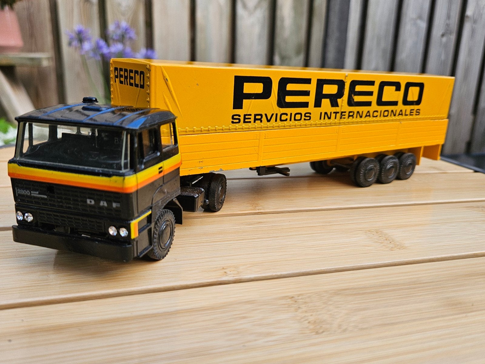 Lioncar Daf 2800 Pereco huifoplegger 1:50 Metaal, Ophalen of Verzenden, Zo goed als nieuw, Bus of Vrachtwagen, Lion Toys