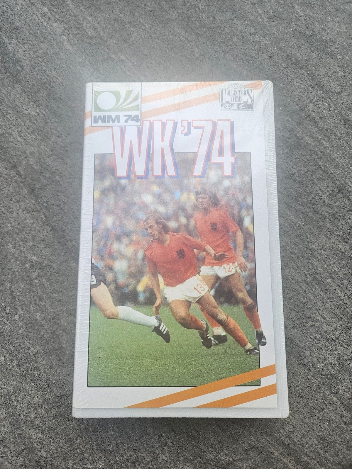 WK '74 VHS: Oranje in Topvorm, maar..., Nederlands ondertiteld, Alle leeftijden, Overige genres, Nieuw in verpakking