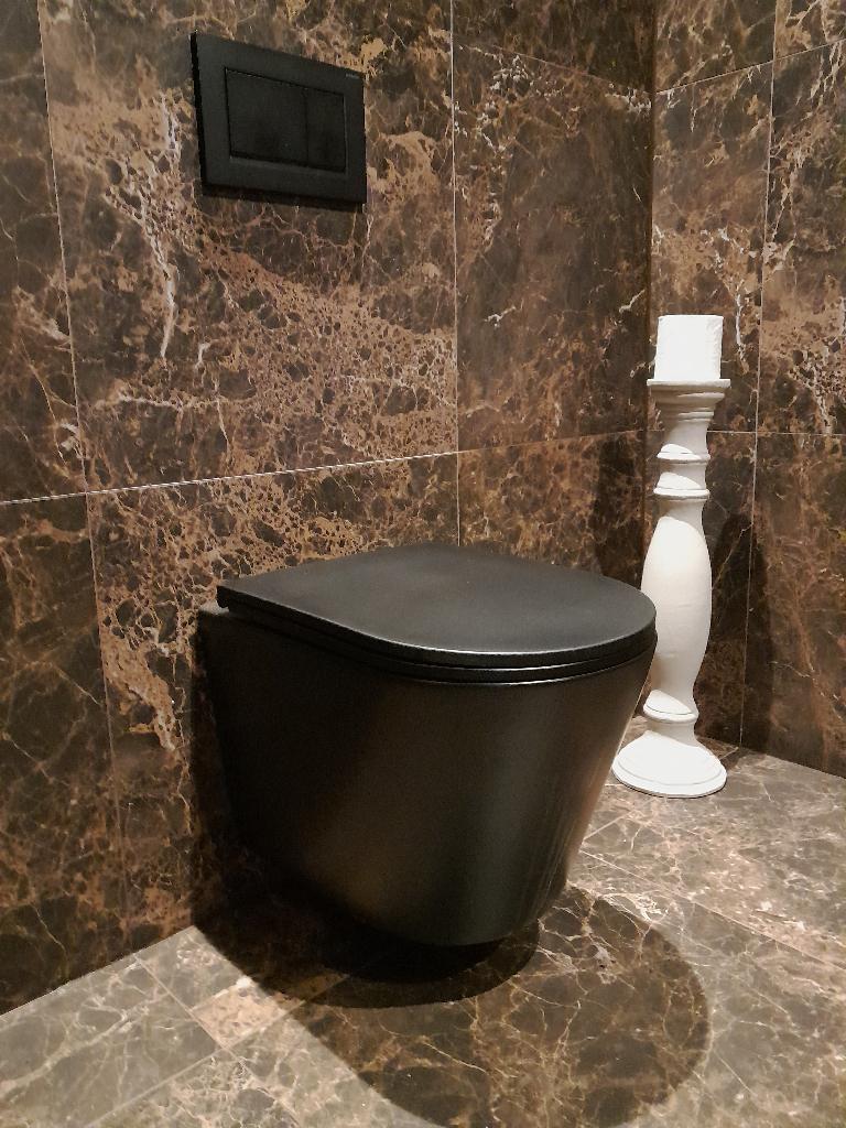 Toilet - wc - wandcloset - mat zwart, Doe-het-zelf en Verbouw, Sanitair, Ophalen, Zo goed als nieuw, Steen, Toilet