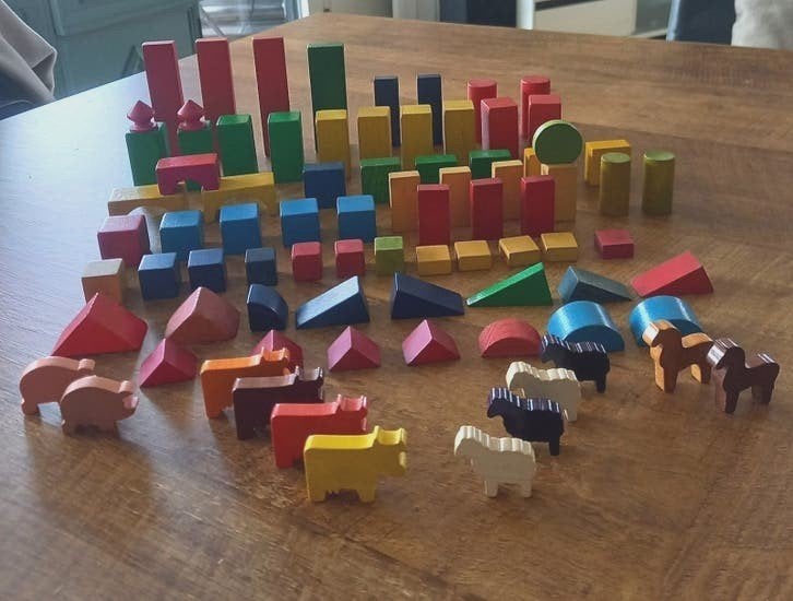 Gekleurde houten blokjes en boerderijdieren, allerlei vormen, Ophalen of Verzenden, Gebruikt