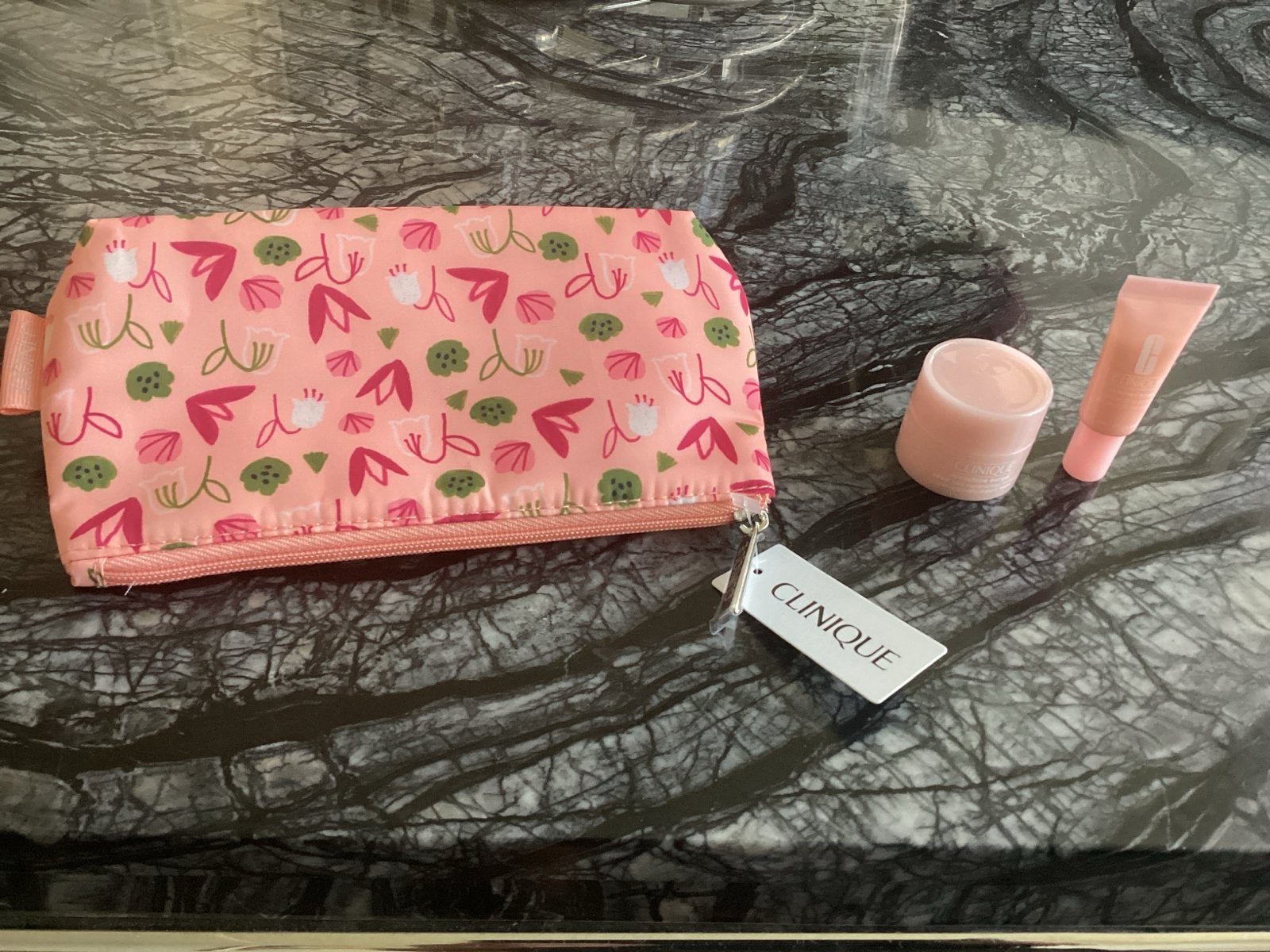 Make-up tasje met Clinique Moisture Surge set, Gehele gezicht, Nieuw, Ophalen of Verzenden, Roze