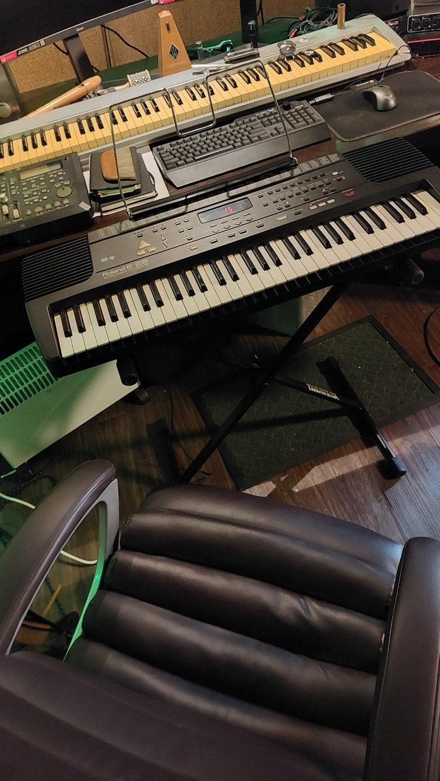Roland E-28 Intelligent Keyboard met standaard, Ophalen, 61 toetsen, Gebruikt, Roland