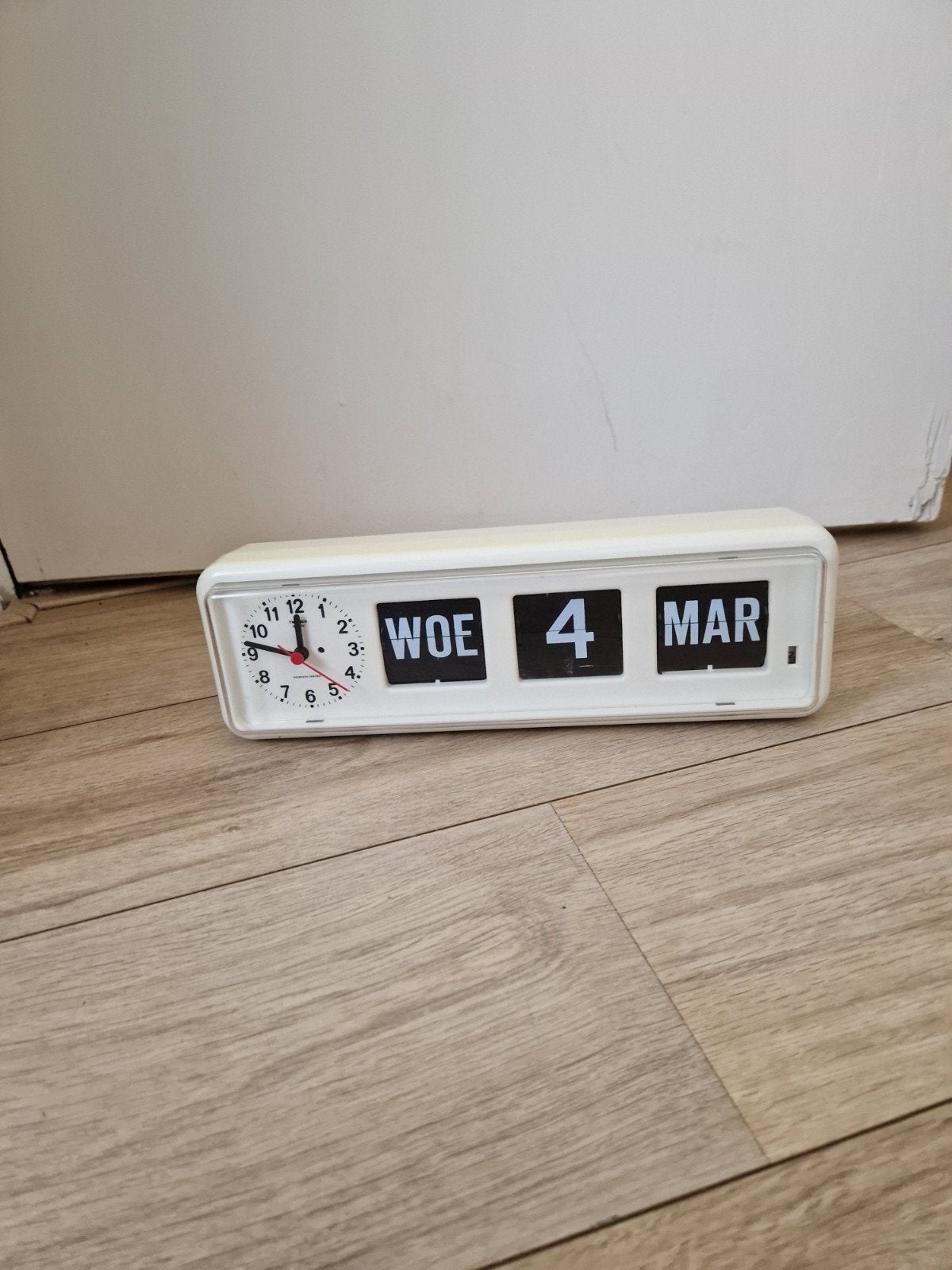 Twemco designklok wit automatische datum, Ophalen