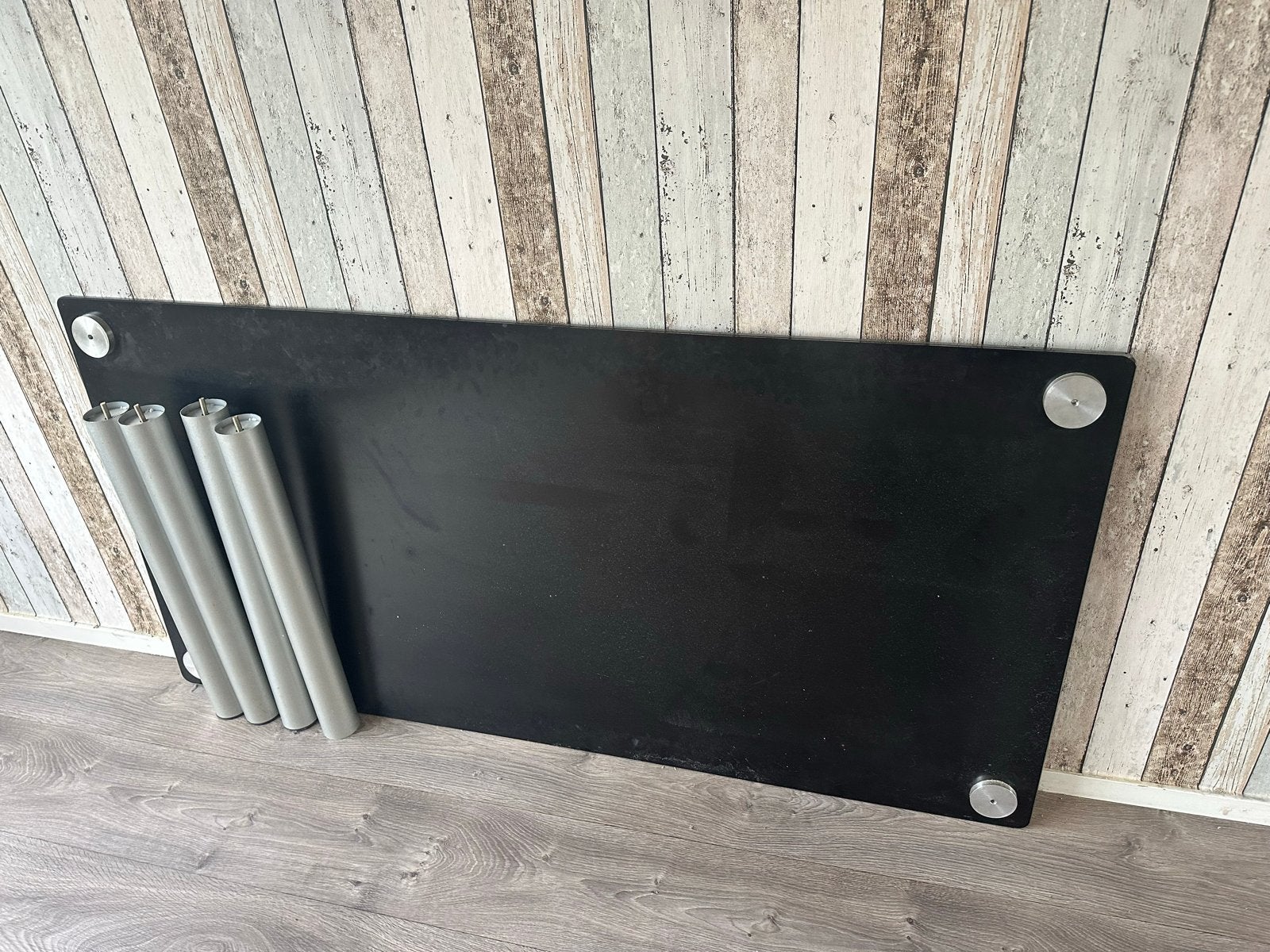 Zwarte glazen tafel met metalen poten, Ophalen of Verzenden, Gebruikt, Glas