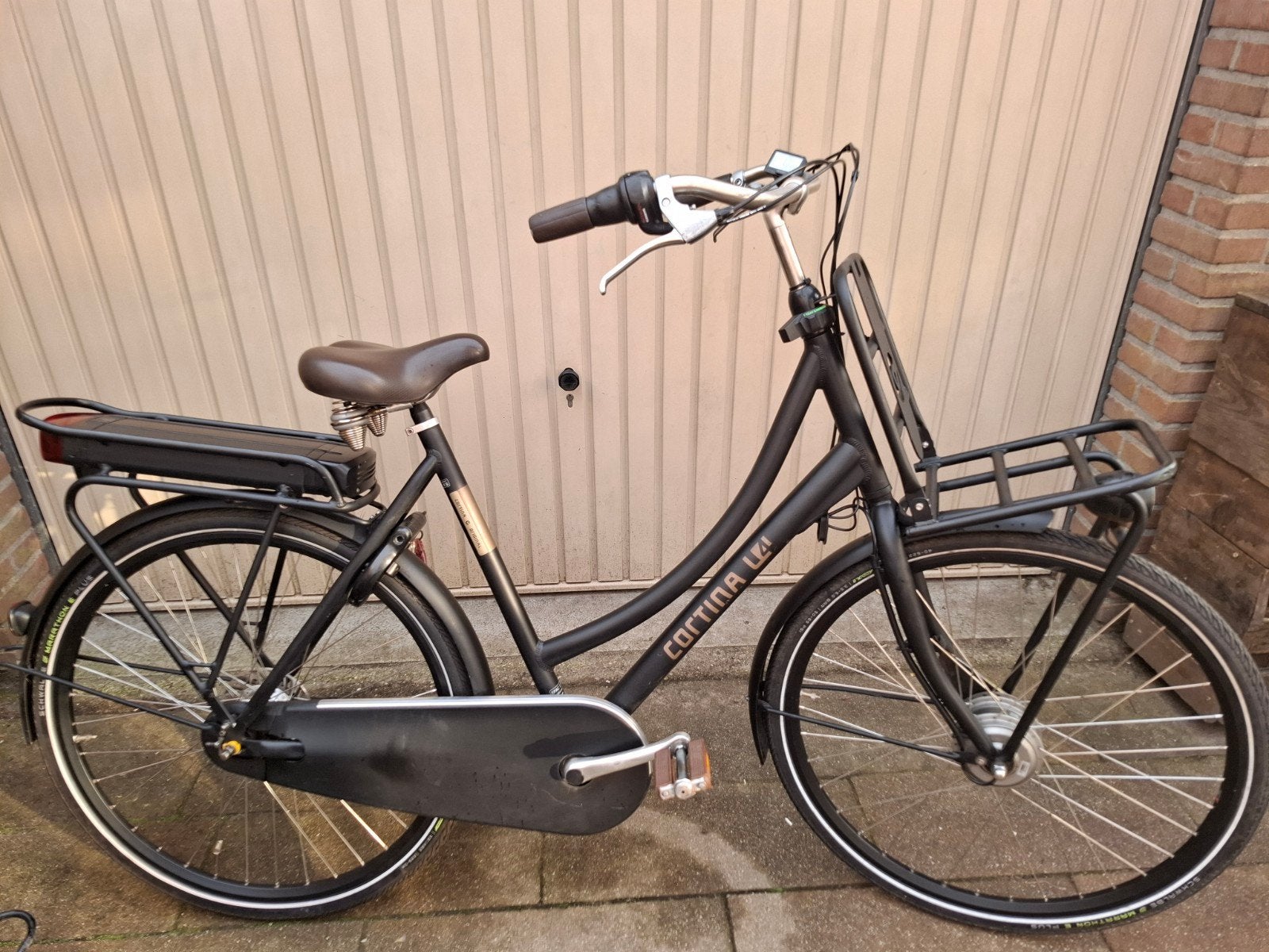 Cortina u4 28 inch 7v dames ebike zwart
Sportdrive weinig km, Fietsen en Brommers, Fietsen | Dames | Damesfietsen, Versnellingen