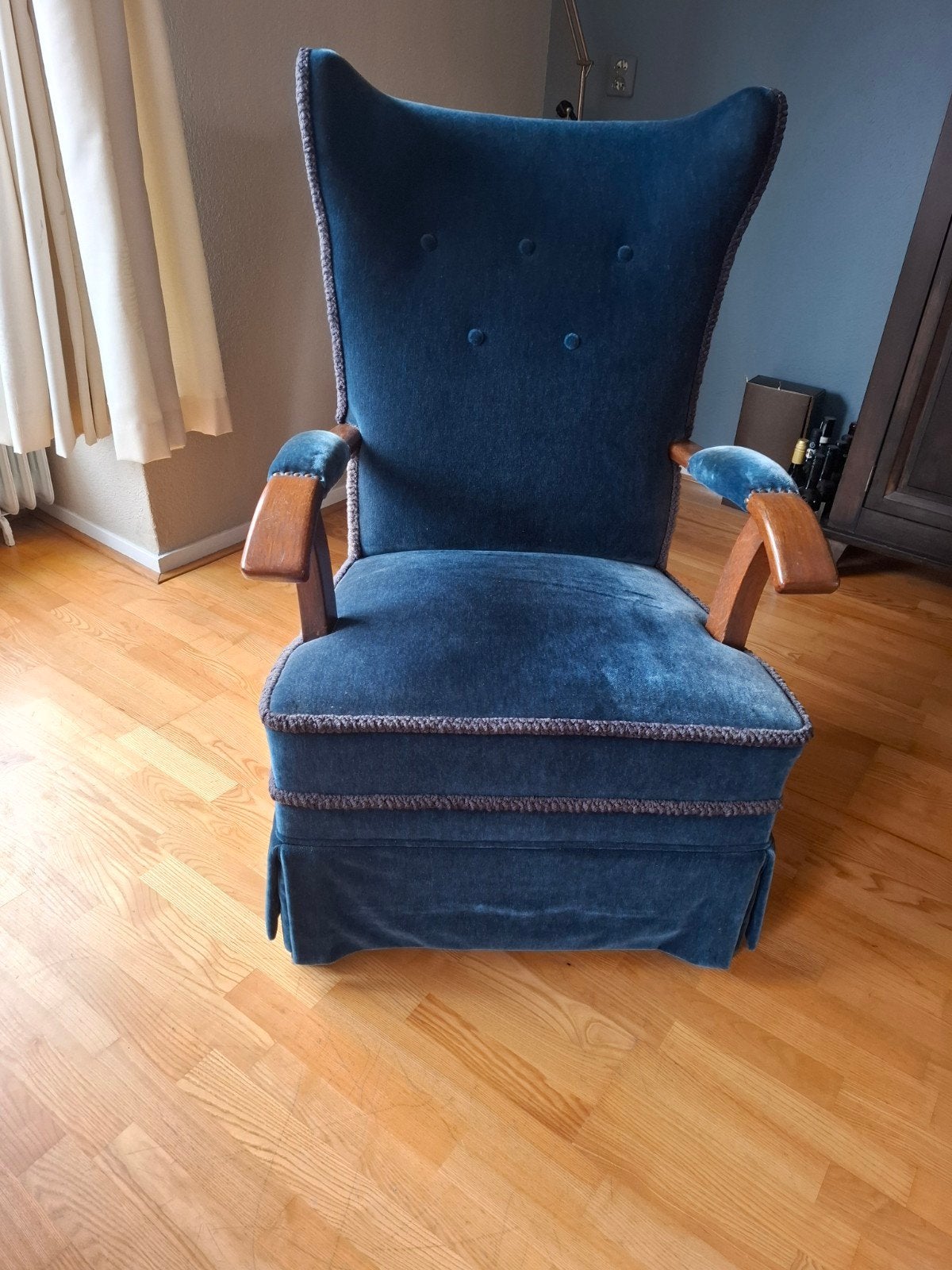 Vintage fauteuil in blauw velours met houten armleuningen, Antiek en Kunst, Ophalen