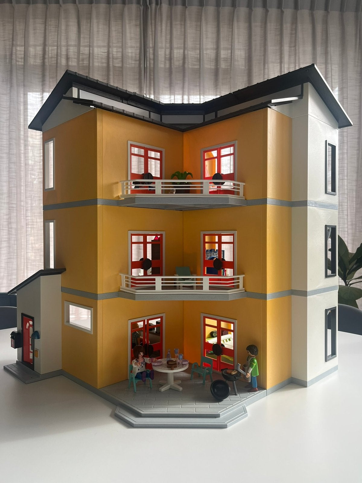 PLAYMOBIL Citylife Modern House (Geel huis) incl. 9 sets, Ophalen of Verzenden, Gebruikt, Poppenhuis
