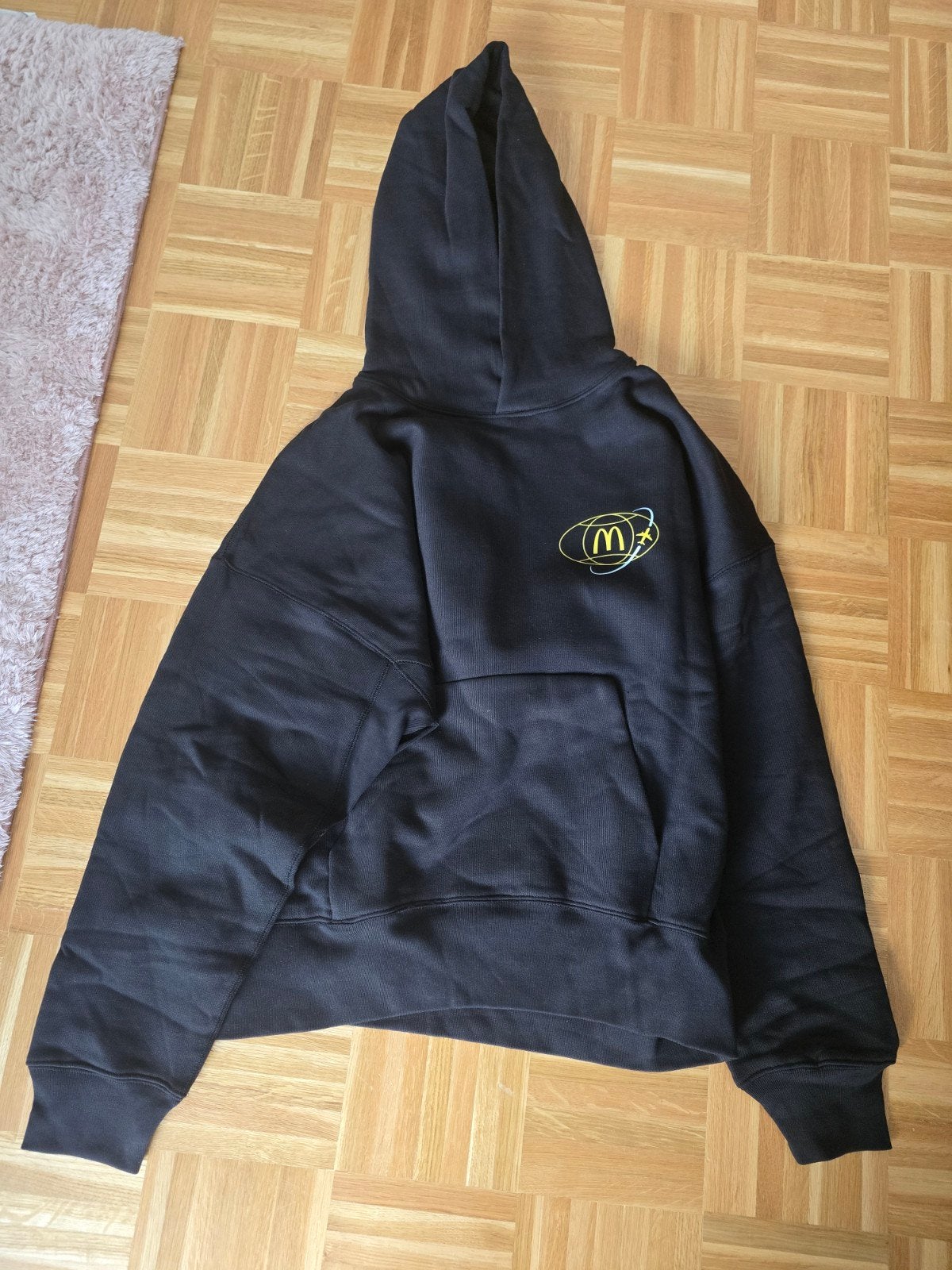 McDonald's World Menu Heist Hoodie Zwart Maat XL, Kleding | Heren, Overige Herenkleding, Ophalen of Verzenden, Nieuw, McDonald's