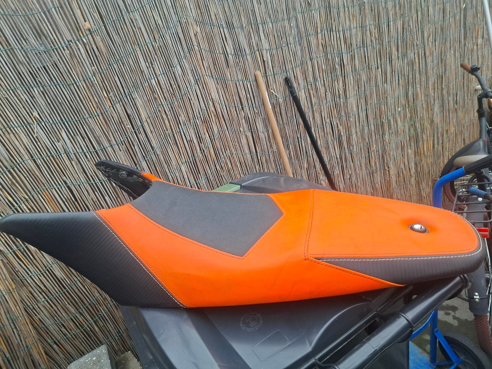 Motorzadel - Oranje/Zwart - Gebruikt, Motoren, Ophalen, Gebruikt