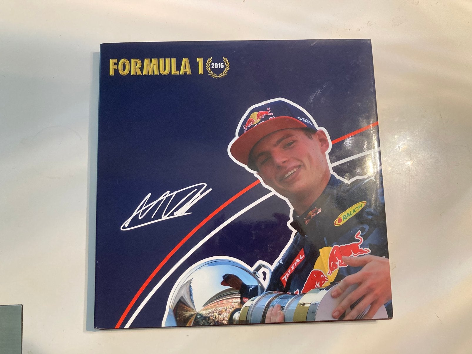 Max Verstappen jaarboek 2016 gesigneerd, Verzamelen, Automerken, Motoren en Formule 1, Ophalen of Verzenden, Nieuw, Formule 1