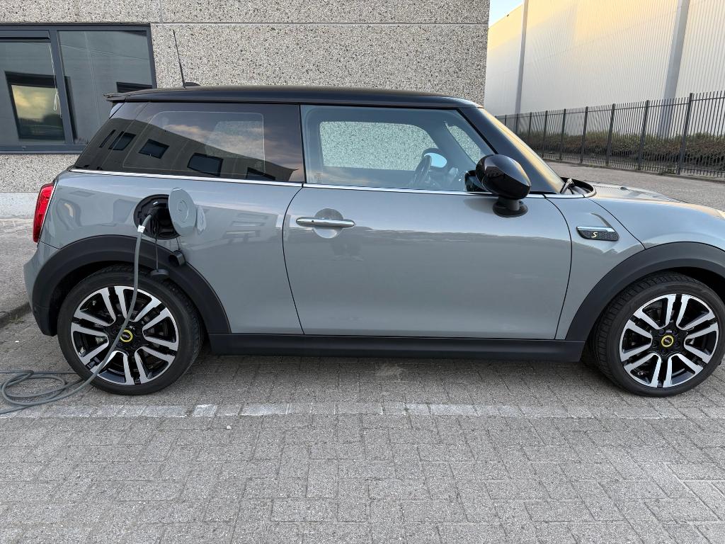 Mini 3-deurs (f56) Electric 184pk Aut 2022 Grijs, Auto's, Mini, 50 €/maand, 4 stoelen, 93 kWh, Elektrisch