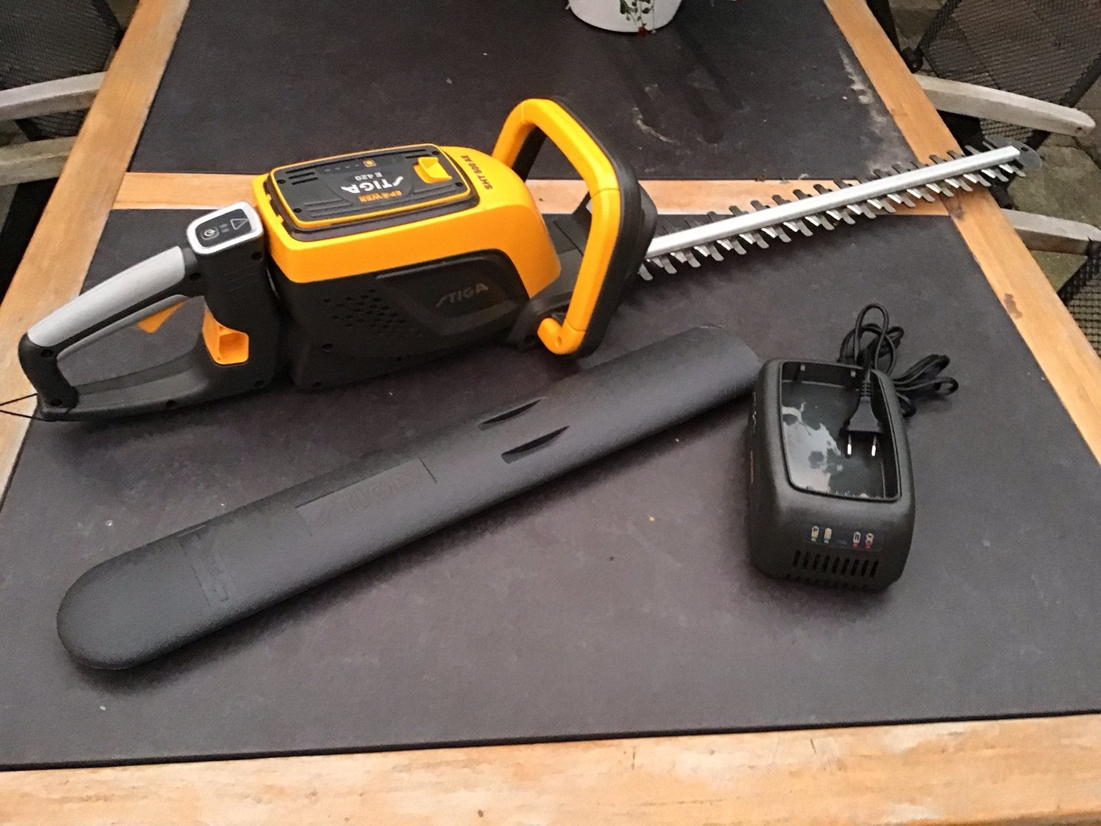Stiga SHT 500 AE Accu Heggenschaar met Accu en Lader, Ophalen, Nieuw, Accu