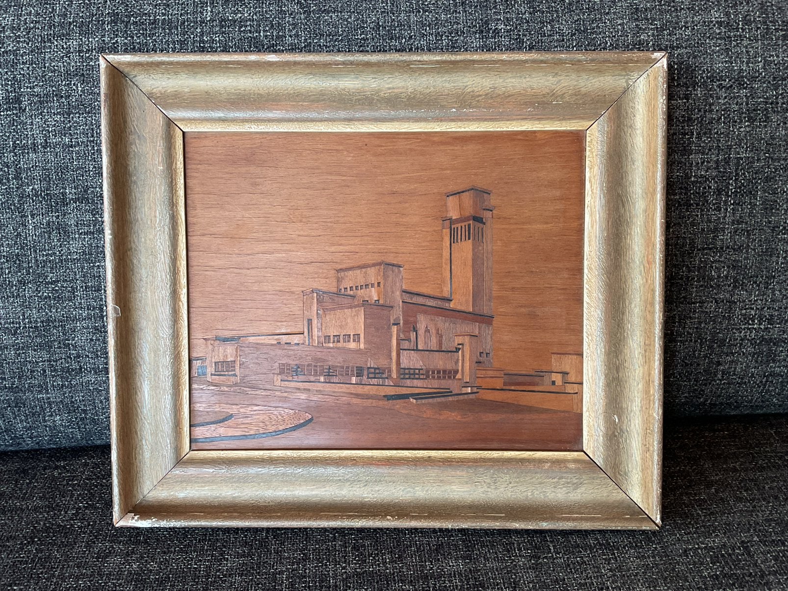 Marqueterie Raadhuis Hilversum Dudok; 36,5 x 42,5 cm, Antiek en Kunst, Ophalen, Hout, Ingelijst, Stadsgezicht