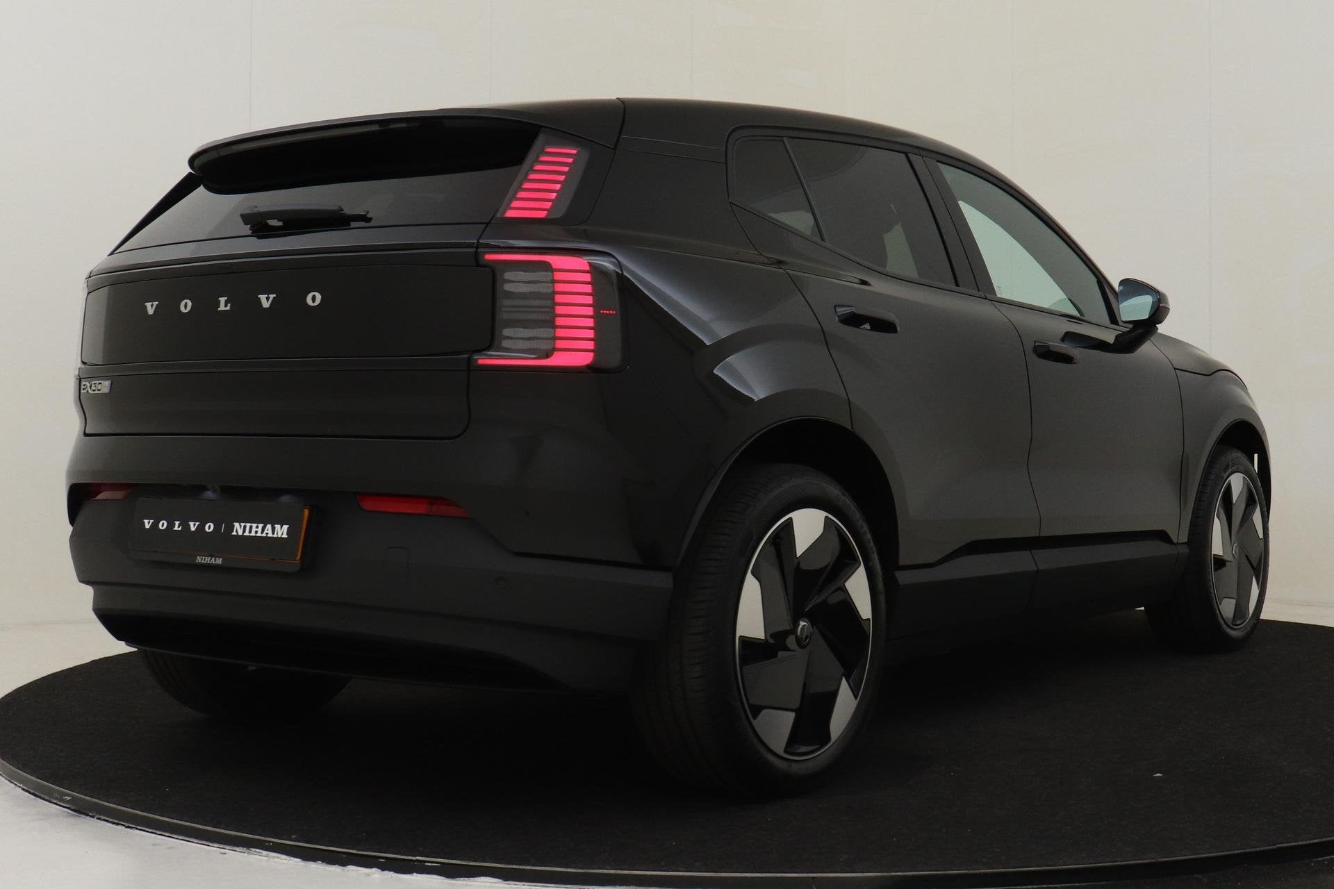 Volvo EX30 P3 LONG RANGE PLUS EUROPA 69 kWh -HARMAN/KARDON|C, Auto's, Automaat, Achterwielaandrijving, Zwart, Leder en Stof