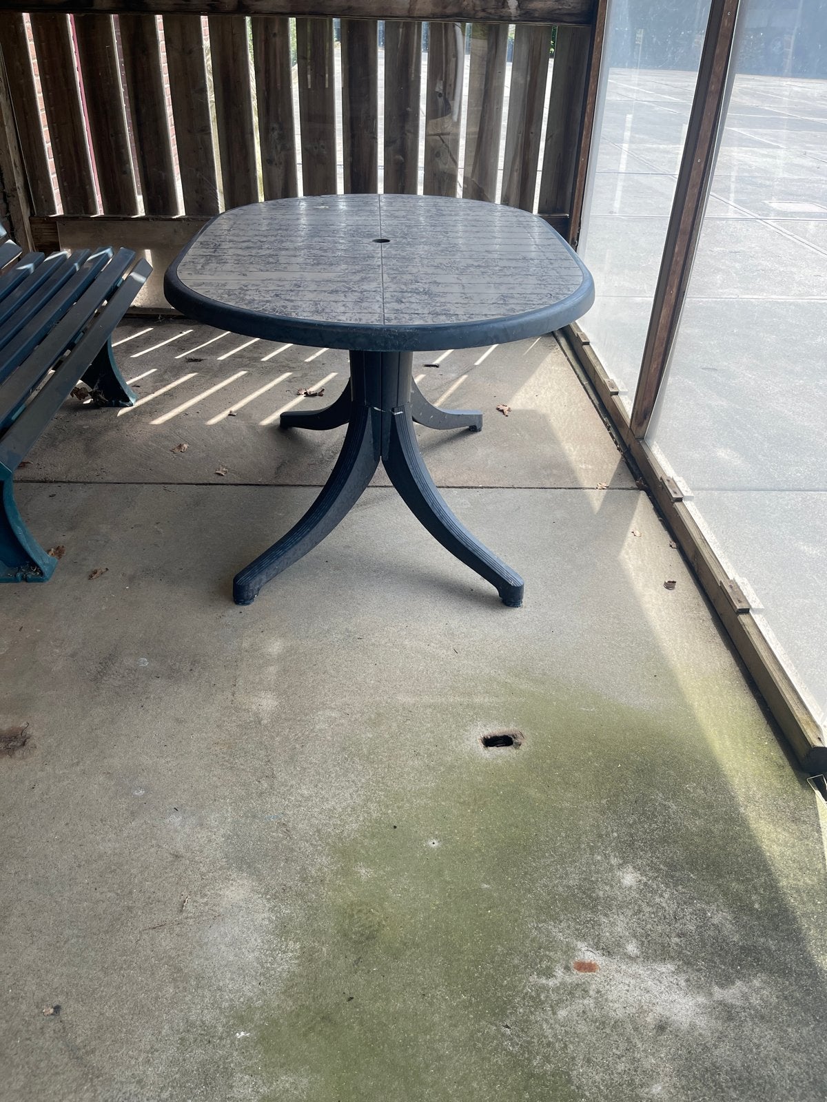 Ovale tuintafel met kunststof blad en metalen onderstel, Ophalen, Gebruikt, Ovaal, Kunststof