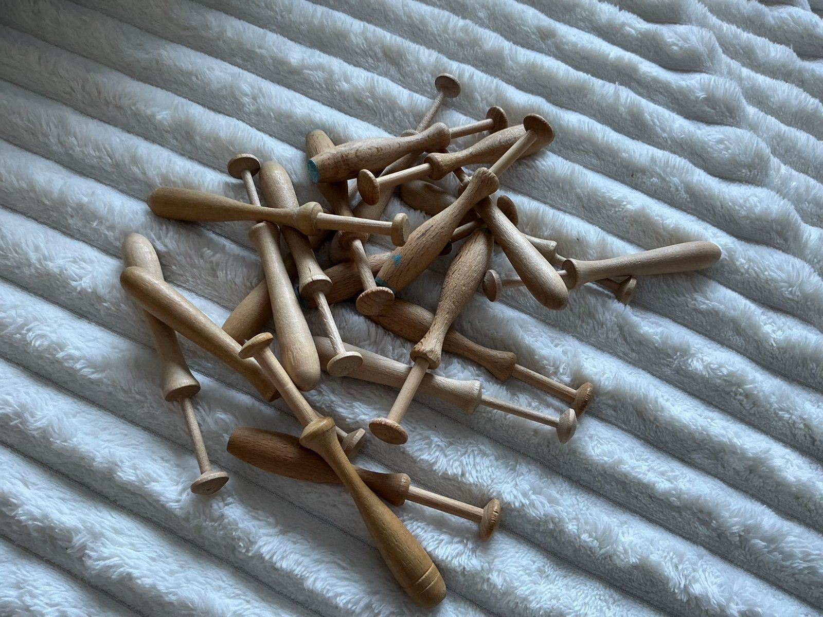 Houten klosjes voor kantklossen - Set van 25, Hobby en Vrije tijd, Kantklossen, Ophalen of Verzenden, Gebruikt, Klos(sen)