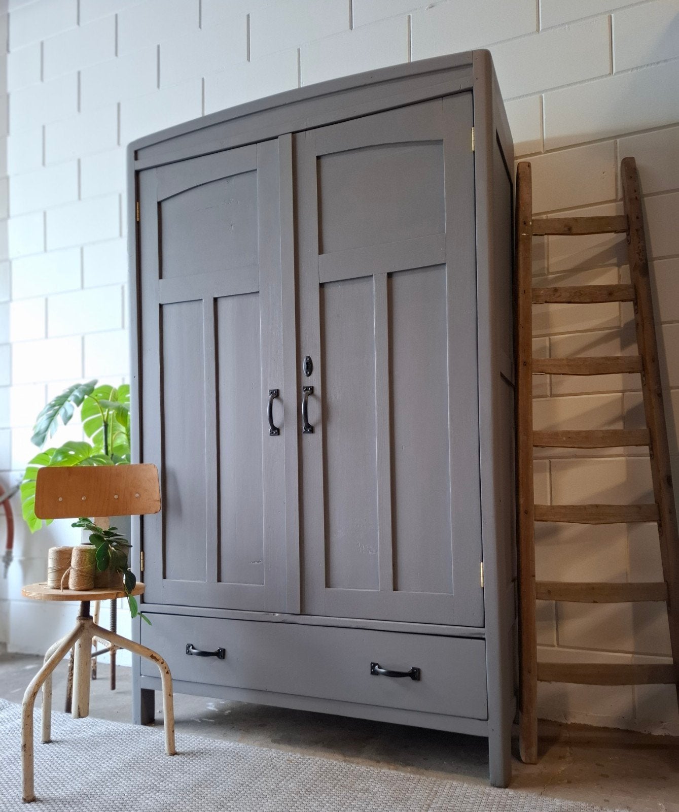 Vintage/Brocante grijze kloosterkast, Landelijke buffetkast, 100 tot 150 cm, 200 cm of meer, Ophalen of Verzenden, Zo goed als nieuw