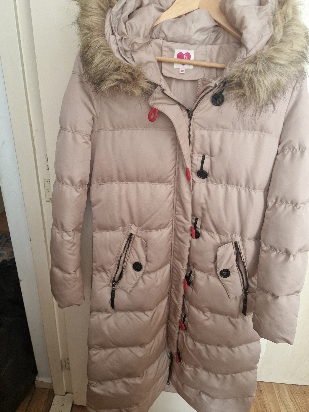 Winterjas lang, licht bruin. Nieuw., Kleding | Dames, Jassen | Winter, Ophalen of Verzenden, Nieuw, Beige