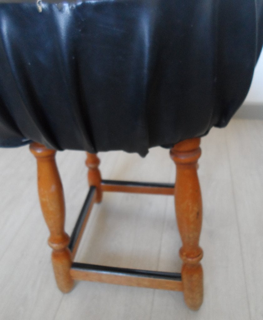 Te koop een gebruikt lage kruk., Ophalen, Gebruikt, Hout