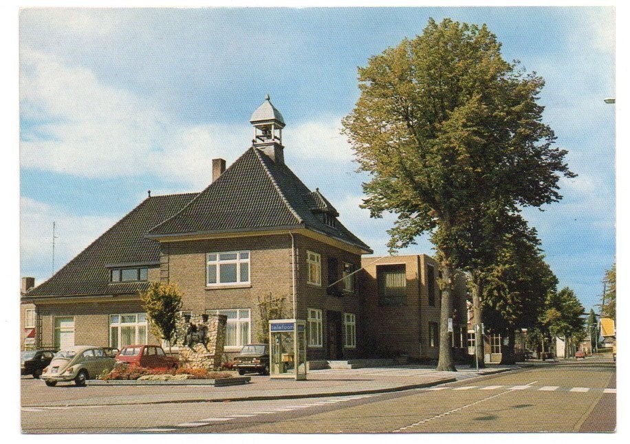 Boekel Gemeentehuis met auto's oa. DAF, VW, telefooncel 1975, Ophalen, 1960 tot 1980, Ongelopen, Noord-Brabant