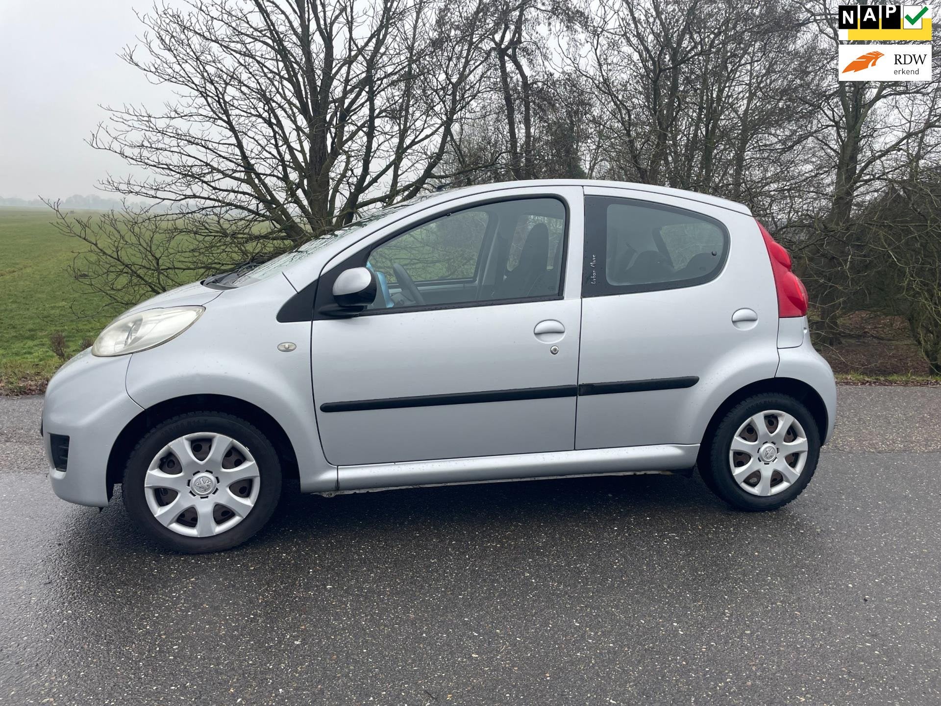 Peugeot 107 1.0-12V Urban Move Speciale Uitv. Airco, Auto's, Voorwielaandrijving, Stof, Gebruikt, 4 stoelen
