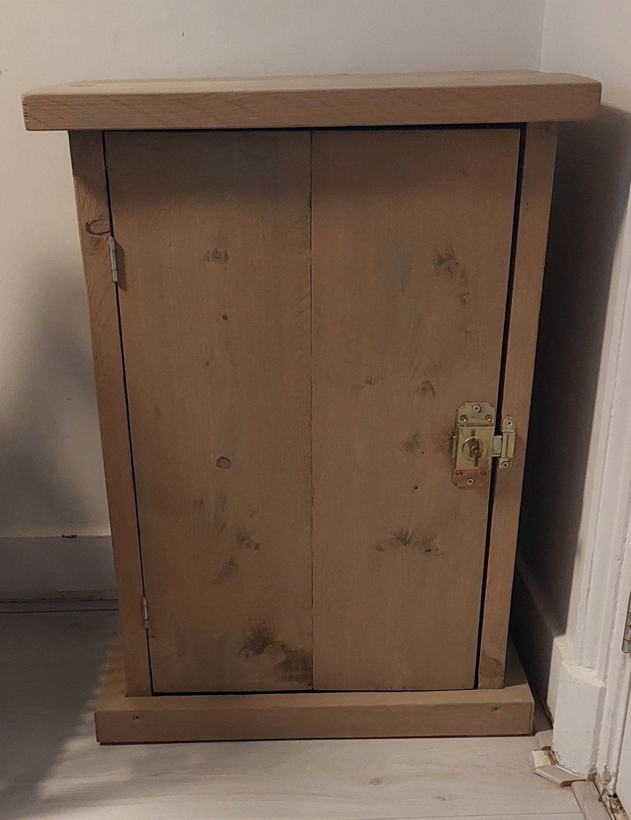 Houten kastje, Ophalen