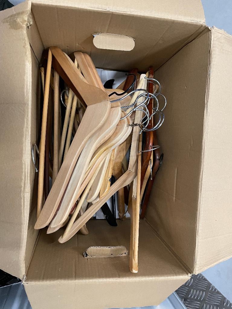 Houten kleerhangers – wit en licht hout, Ophalen, Zo goed als nieuw, Kinderen en Volwassenen, Hout