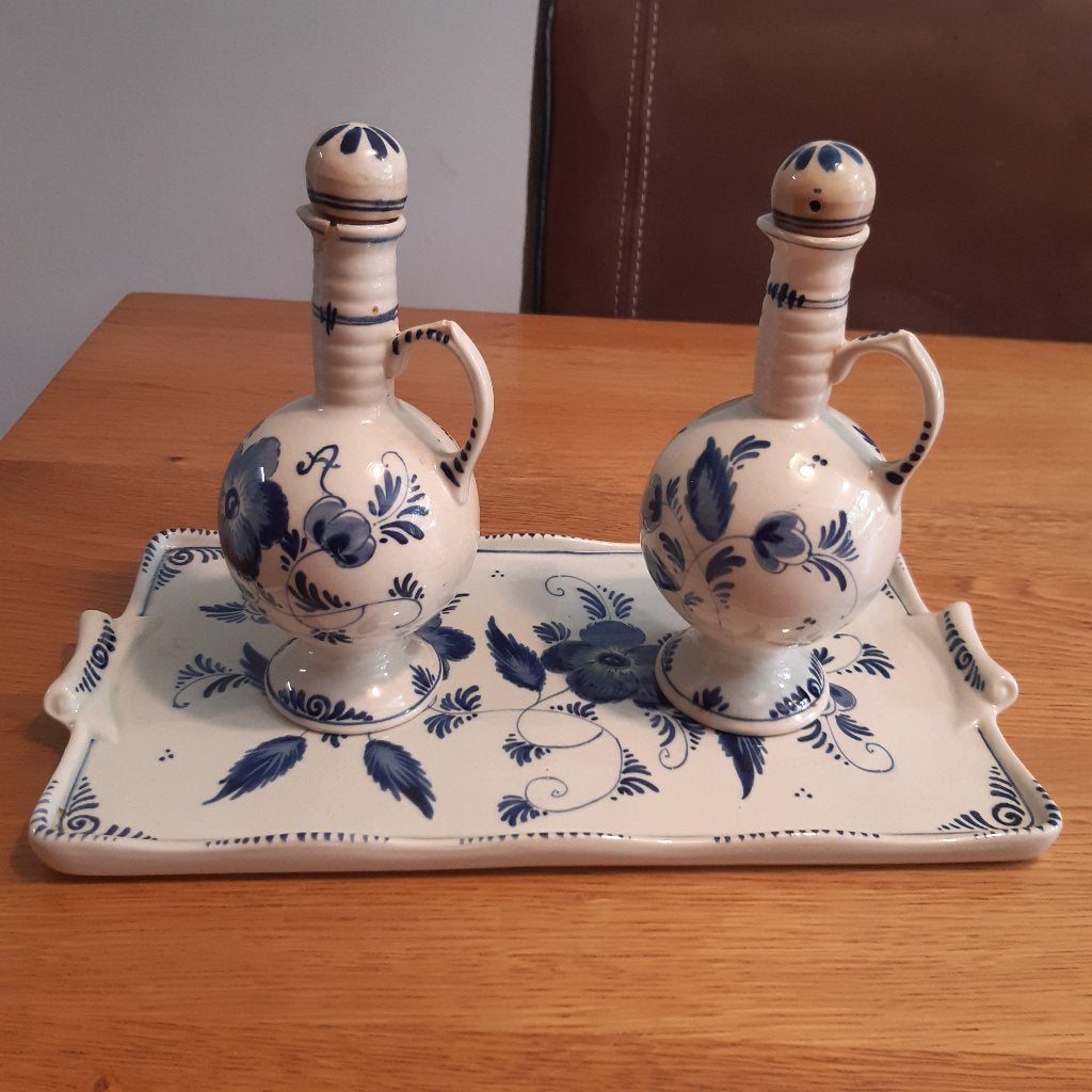 Delfts blauwe karafjes met stop met dienblad. Totaal prijs:, Antiek en Kunst, Ophalen of Verzenden