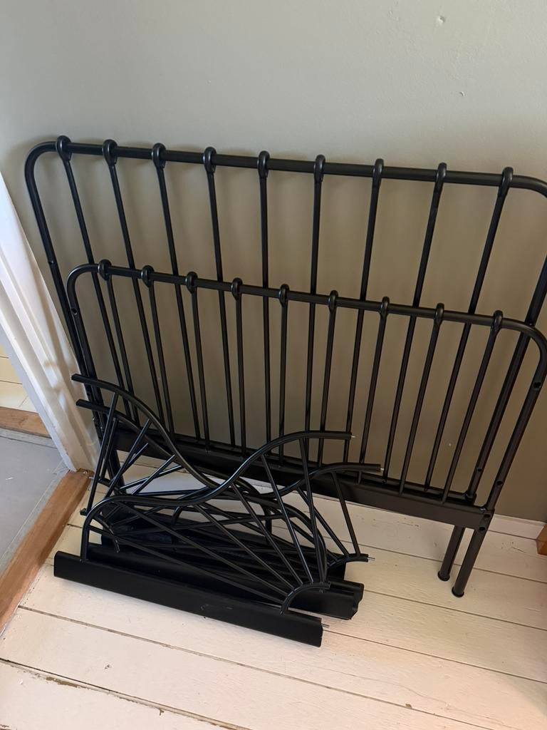 IKEA minnen meegroeibed zwart, Kinderen en Baby's, Kinderkamer | Bedden, Ophalen, 70 tot 85 cm, Zo goed als nieuw, Lattenbodem