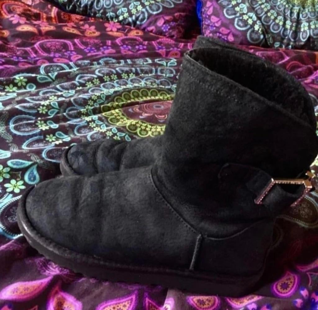 Goed onderhouden Ugg's met gesp achter maat 38 nu 79,99€, UGG, Zwart, Lage of Enkellaarzen, Ophalen of Verzenden