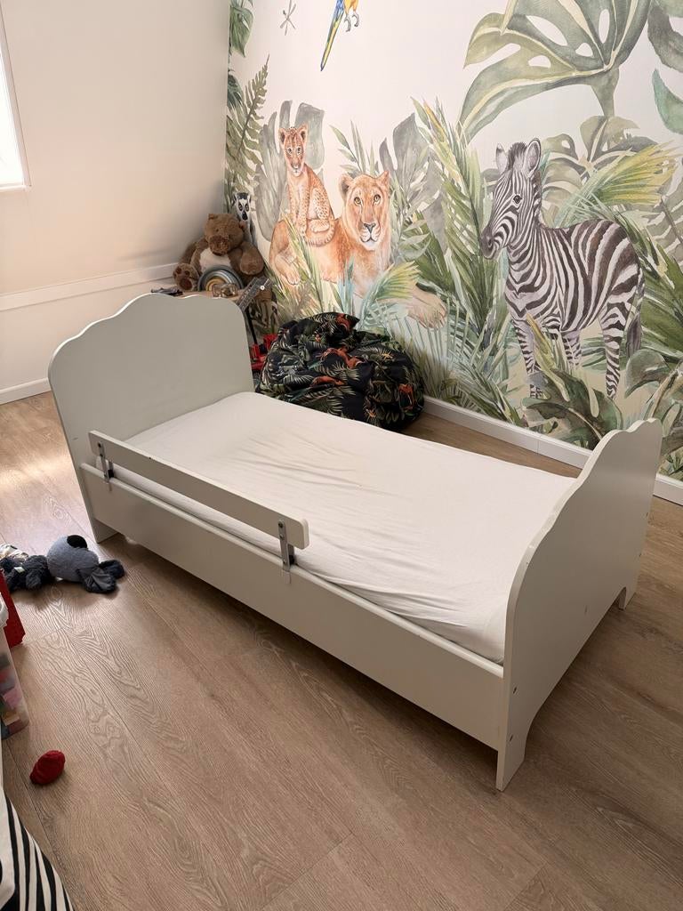 Wit kinderbed met matras en uitvalbeveiliging, Ophalen, 70 tot 85 cm, 140 tot 160 cm, Zo goed als nieuw