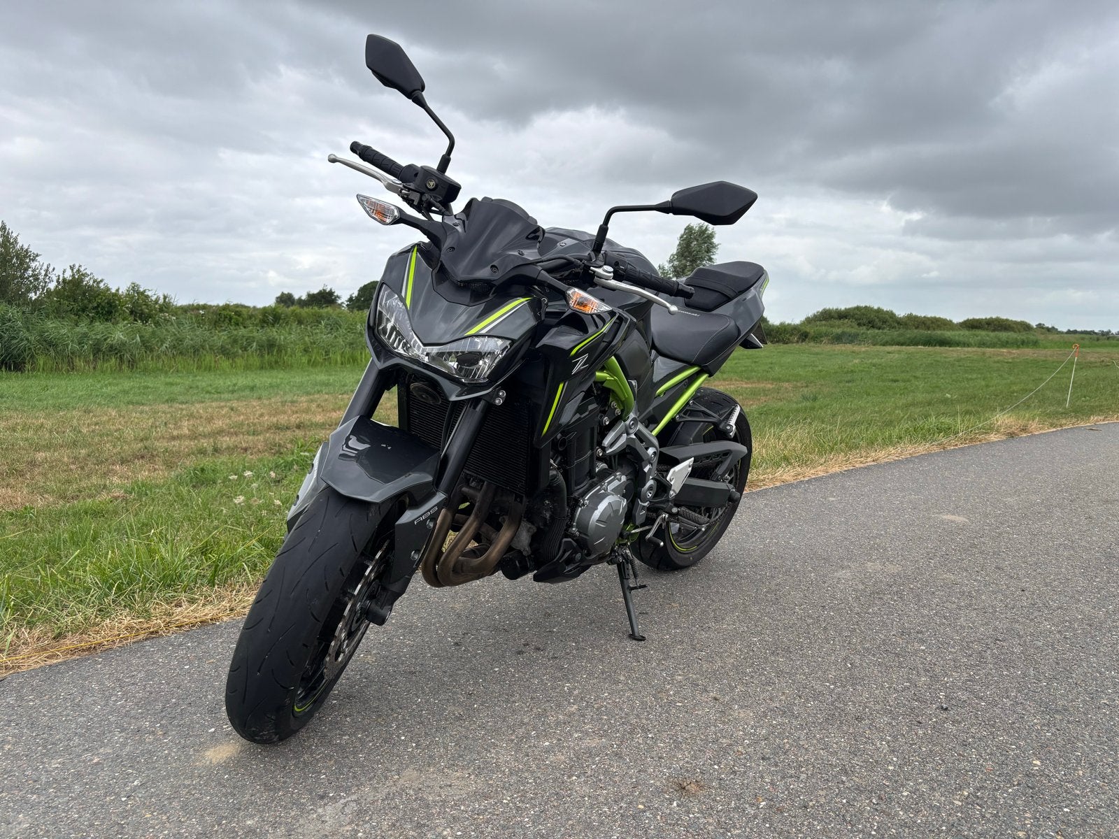 Kawasaki Z900 - Krachtige Naked Bike met Akrapovic uitlaat, Motoren, Motoren | Kawasaki, Particulier, Naked bike, meer dan 35 kW