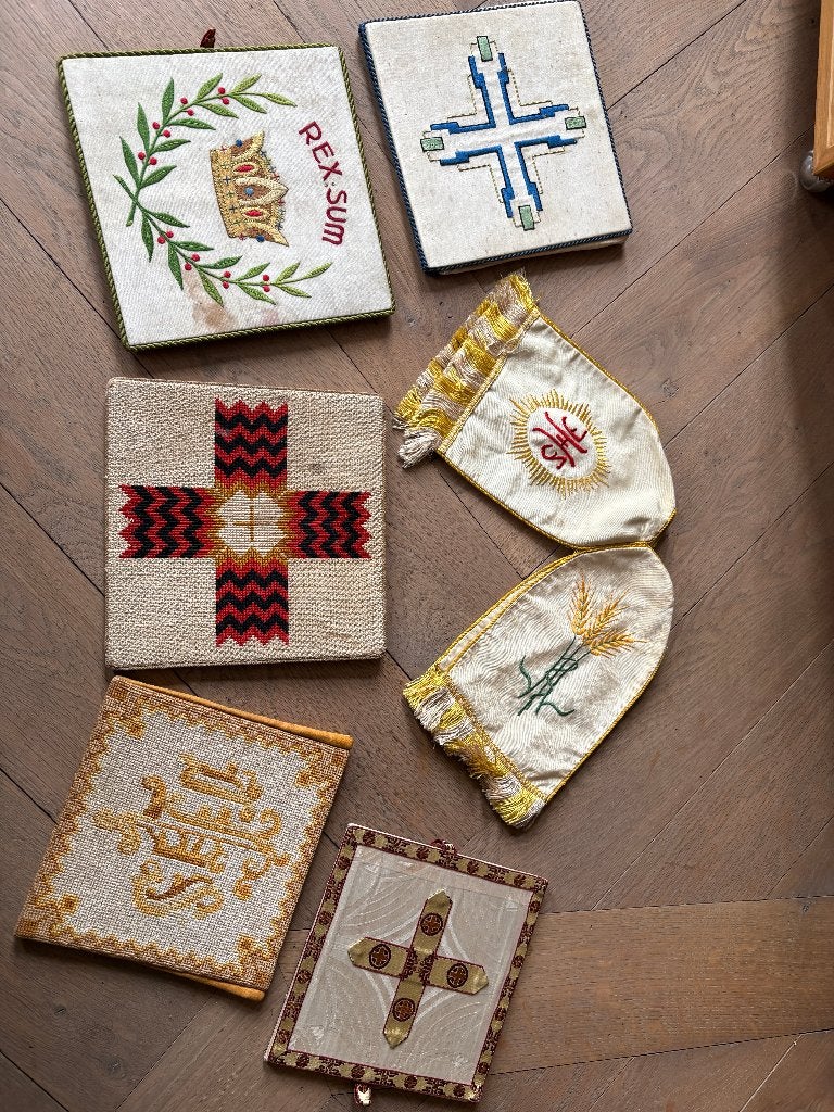 Uit de kerk, Palla's en een kelk velum, Antiek en Kunst, Antiek | Religie, Ophalen of Verzenden