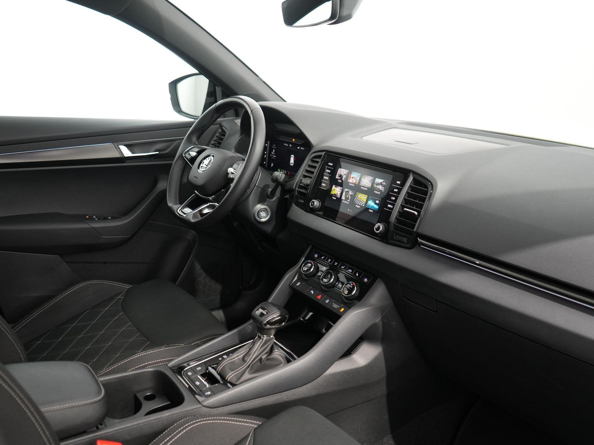Skoda Karoq 1.5 TSI ACT Sportline Business | Facelift | Pano, Auto's, Stof, 4 cilinders, SUV of Terreinwagen, 1500 kg