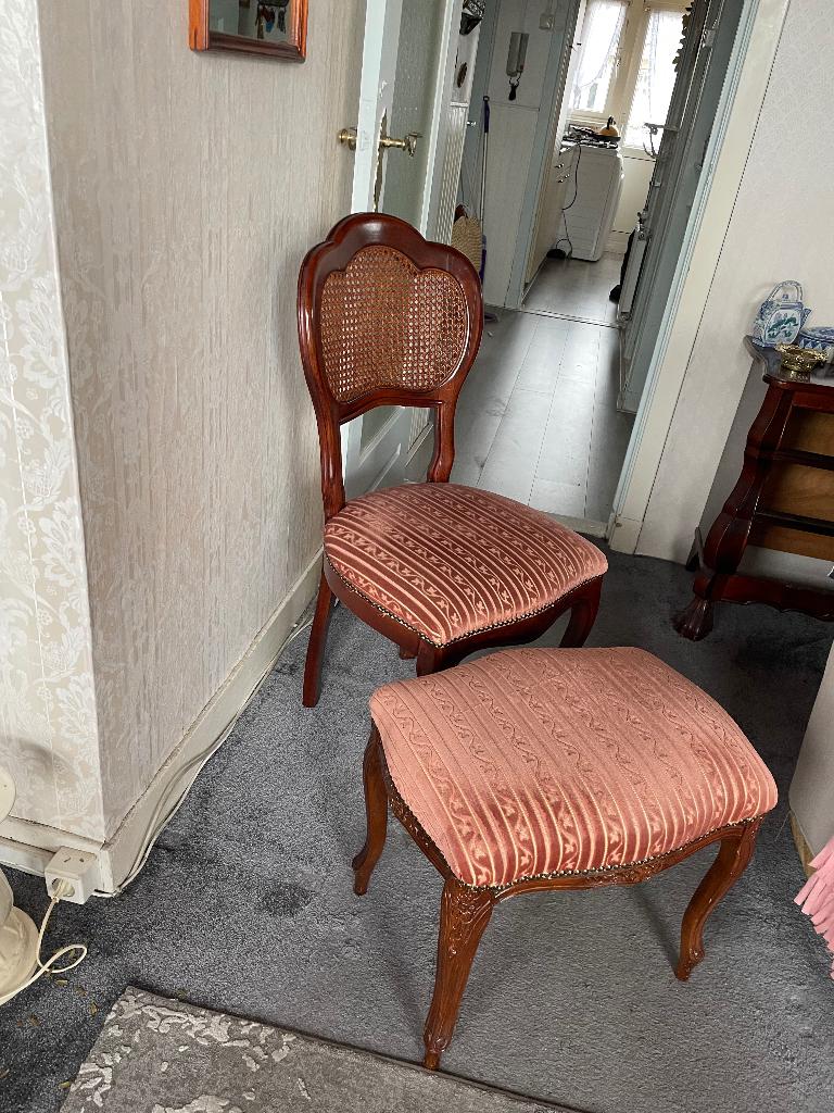 Eetkamerstoelen en voetenbankje, Huis en Inrichting, Stoelen, Ophalen, Gebruikt, Overige kleuren, Klassiek