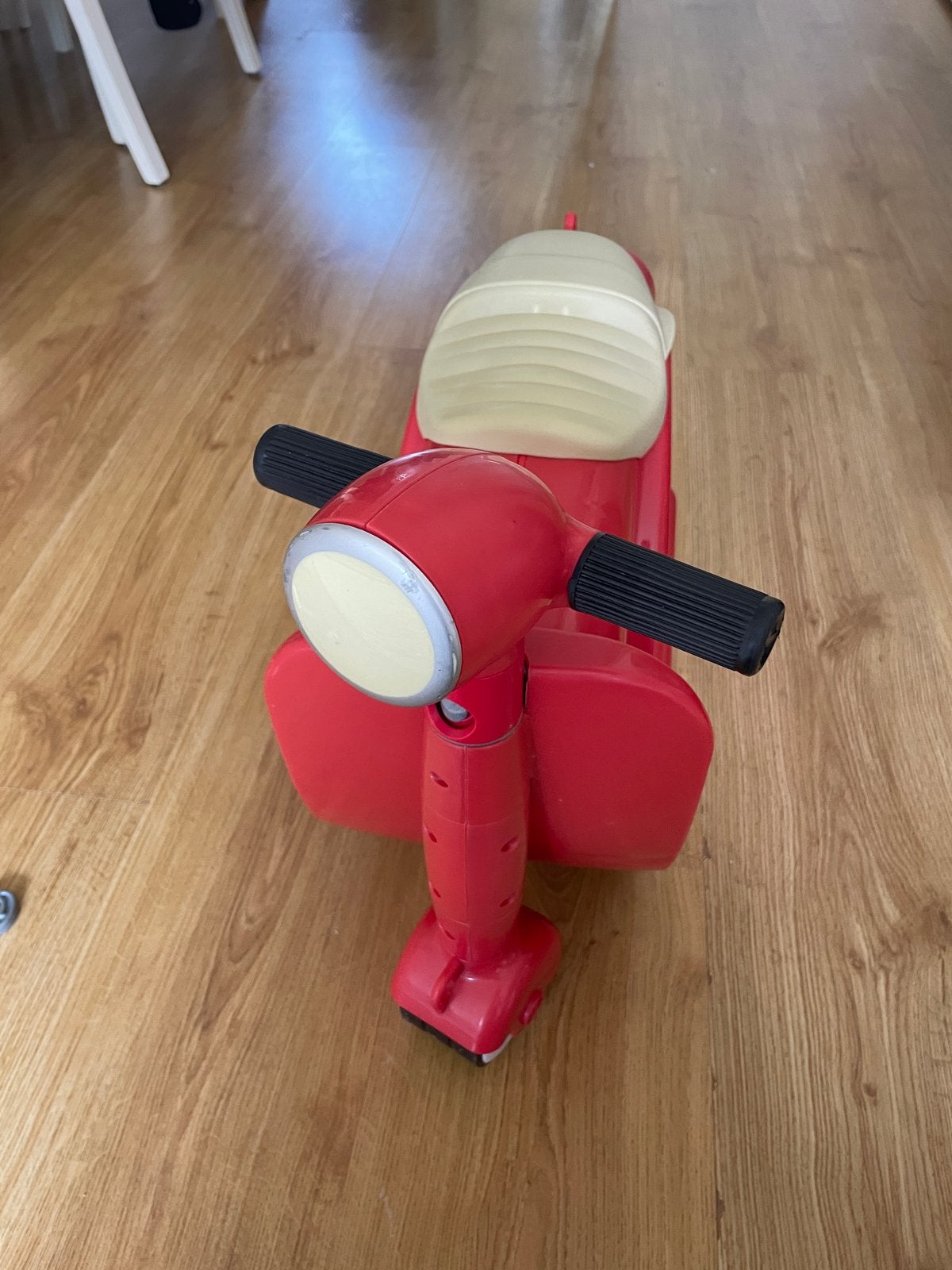 Skoot kinderkoffer/loopfiets Vespa rood, Ophalen, Gebruikt
