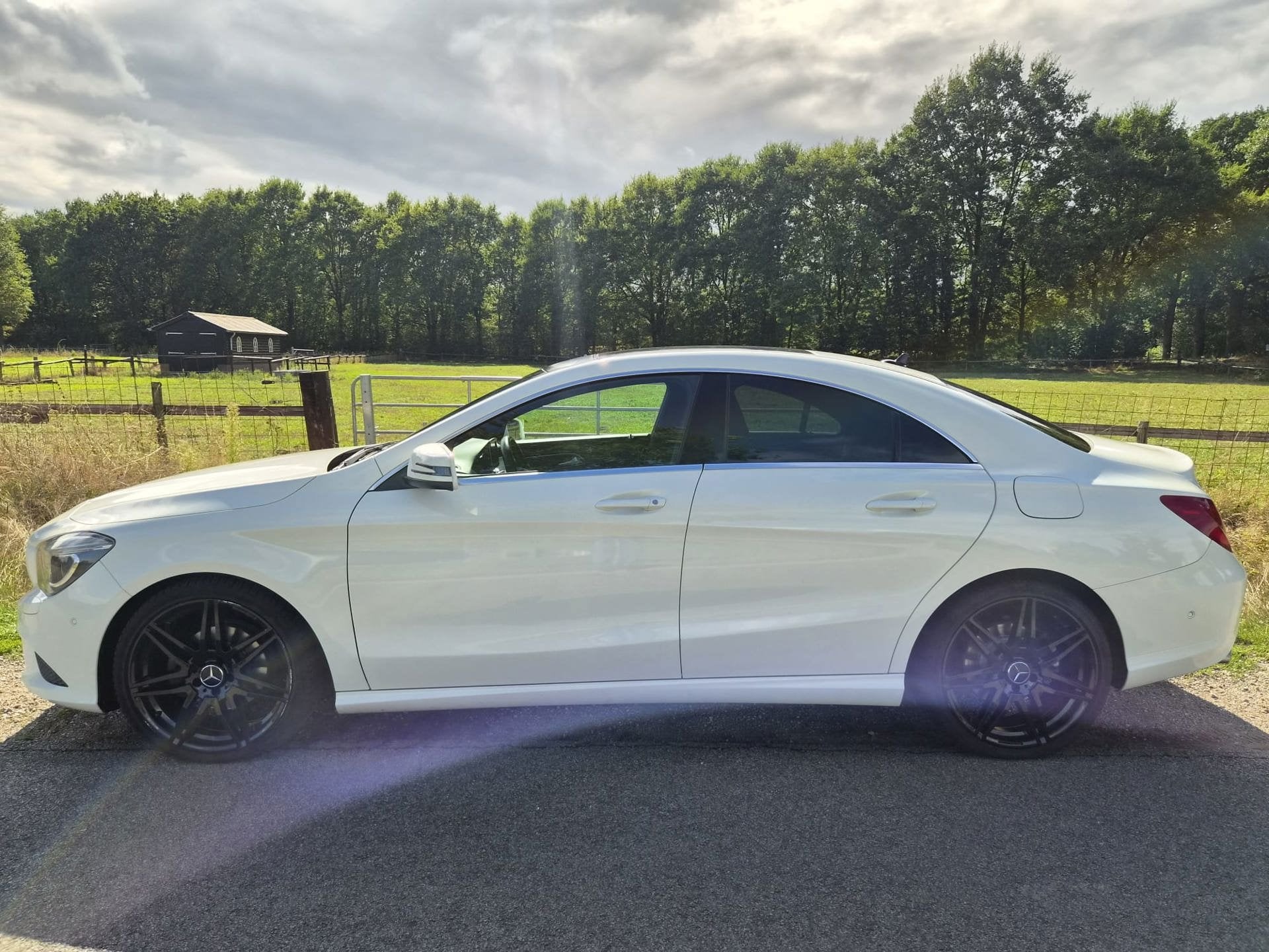 Mercedes-Benz CLA-klasse 200 Edition 1 trekhaak! prachtstaat, Auto's, Gebruikt, 715 kg, Leder en Stof, Wit