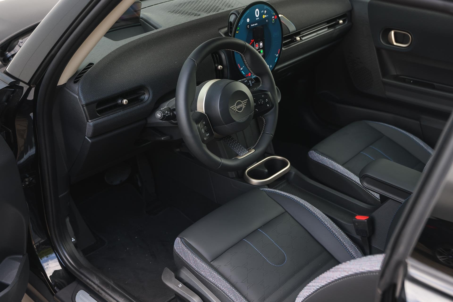 MINI Hatchback Cooper C Automaat / Classic / Pakket M / 17 i, Auto's, Mini, Stof, Stoelverwarming, Zwart, 156 pk