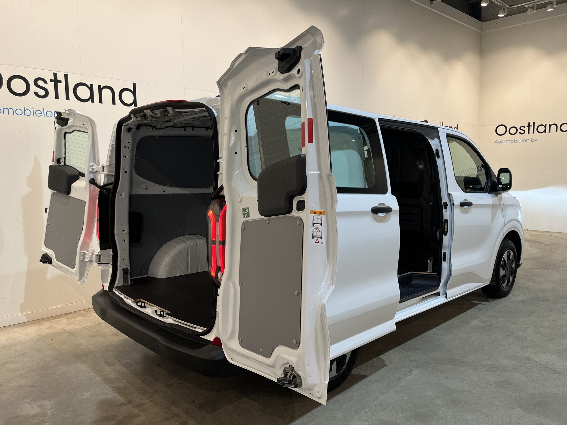 Ford E-Transit Custom 320 L1H1 Trend 65 kWh / 100% Elektrisc, Auto's, Automaat, Gebruikt, Zwart, Met garantie (alle)